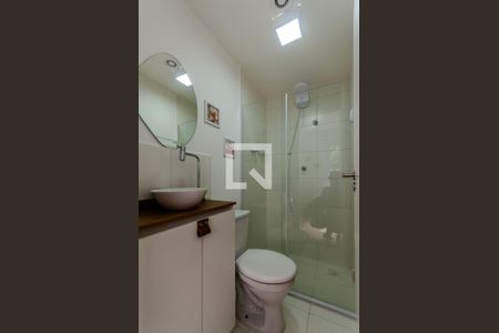 Banheiro de kitnet/studio para alugar com 1 quarto, 17m² em Vila Mangalot, São Paulo