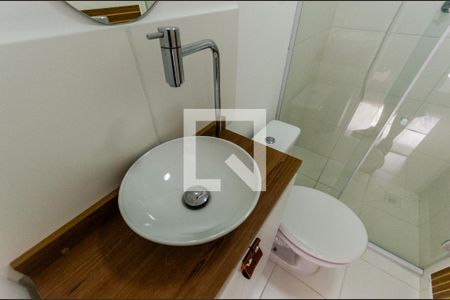 Banheiro de kitnet/studio para alugar com 1 quarto, 17m² em Vila Mangalot, São Paulo