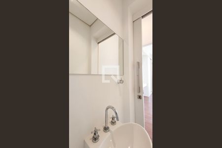 Lavabo de apartamento para alugar com 1 quarto, 58m² em Cambuí, Campinas