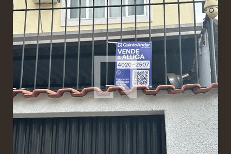 Fachada e plaquinha de casa para alugar com 3 quartos, 100m² em Abolição, Rio de Janeiro