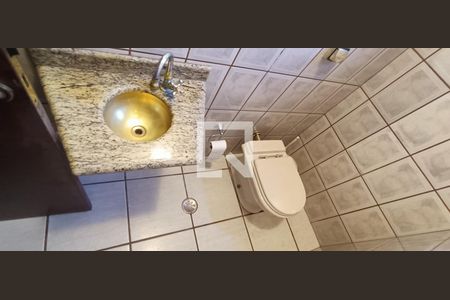 Banheiro de Serviço de casa à venda com 3 quartos, 220m² em Vila Andrade, São Paulo