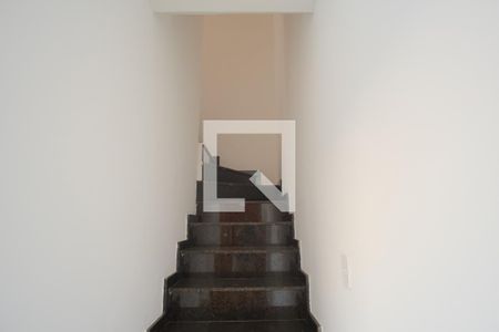 Escada de casa de condomínio para alugar com 2 quartos, 110m² em Vila Carrão, São Paulo