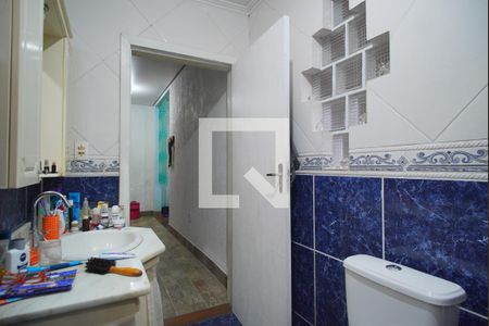 Banheiro suíte de casa à venda com 2 quartos, 370m² em São João, Porto Alegre