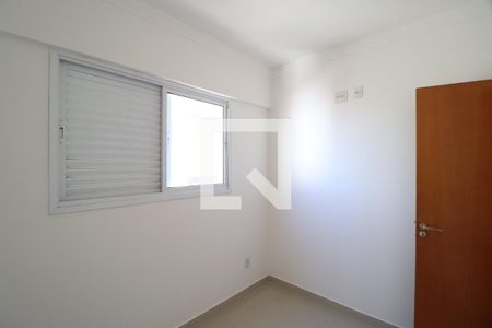 Quarto 1 de apartamento para alugar com 2 quartos, 59m² em Santa Mônica, Uberlândia