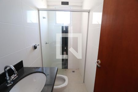 Banheiro do Quarto 2 de apartamento para alugar com 2 quartos, 60m² em Santa Mônica, Uberlândia