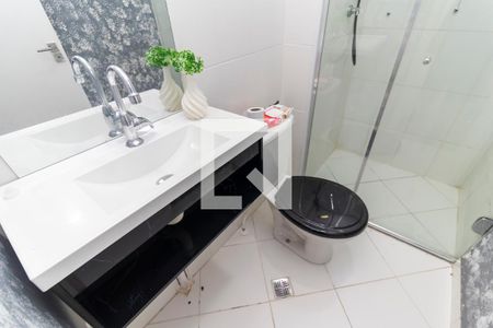 Banheiro de apartamento à venda com 2 quartos, 45m² em Vila Carmosina, São Paulo