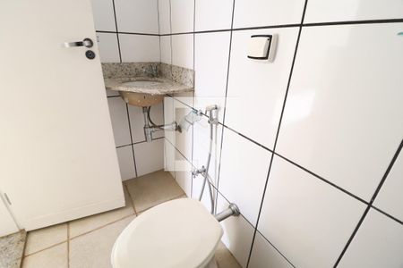 Banheiro de serviço de casa para alugar com 4 quartos, 420m² em Jardim Karaíba, Uberlândia