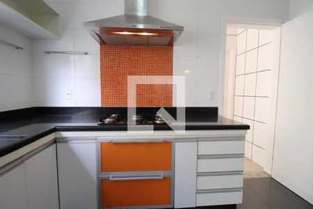 Cozinha de casa para alugar com 4 quartos, 420m² em Jardim Karaíba, Uberlândia
