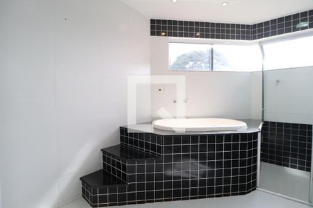 Banheiro Suíte 1 de casa para alugar com 4 quartos, 420m² em Jardim Karaíba, Uberlândia