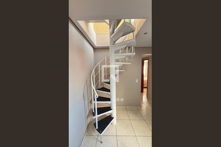 Sala Escada de apartamento à venda com 2 quartos, 88m² em Vila Humaita, Santo André