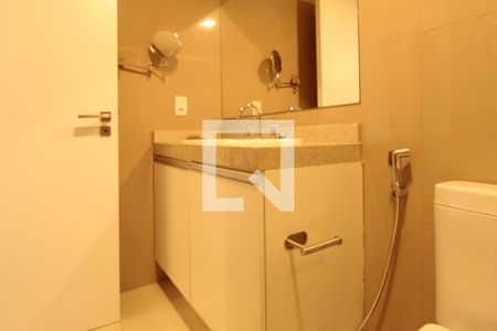 Banheiro de apartamento à venda com 1 quarto, 48m² em Petrópolis, Porto Alegre