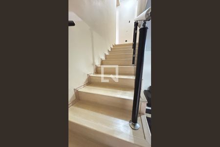 Escada de casa à venda com 3 quartos, 225m² em Vila Humaita, Santo André