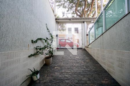 Garagem de casa à venda com 3 quartos, 165m² em Vila Carrão, São Paulo