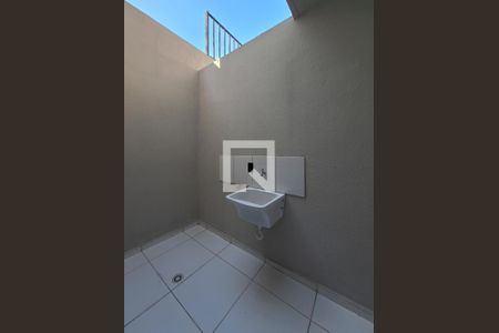 Casa de condomínio à venda com 64m², 2 quartos e 1 vagaÁrea de Serviço