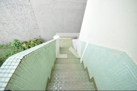 Escada de acesso à area de serviço de casa à venda com 3 quartos, 160m² em Vila Gustavo, São Paulo