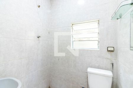 Banheiro de casa para alugar com 2 quartos, 60m² em Vila Guaca, São Paulo