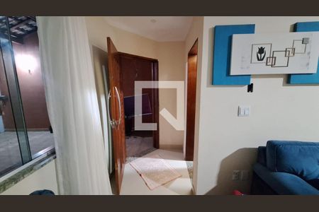 Corredor de casa para alugar com 3 quartos, 175m² em Jardim Quaresmeira 2, Suzano