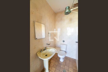 Banheiro de serviço de casa à venda com 2 quartos, 159m² em Vila Babilonia, São Paulo