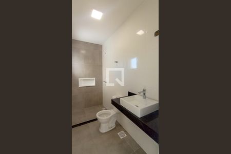 Banheiro suite 1 de casa de condomínio para alugar com 2 quartos, 88m² em Hípica, Porto Alegre