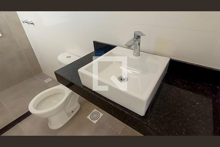 Banheiro suite 1 de casa de condomínio para alugar com 2 quartos, 88m² em Hípica, Porto Alegre