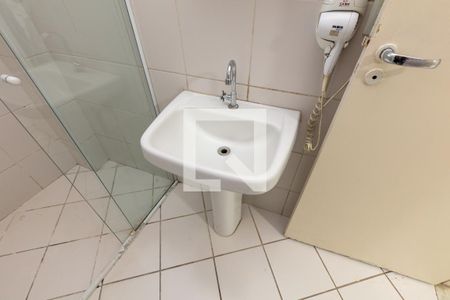 Banheiro de kitnet/studio para alugar com 1 quarto, 43m² em Santa Ifigênia, São Paulo