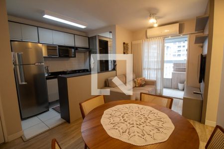 Sala / Sala de Jantar de apartamento para alugar com 2 quartos, 58m² em Jardim das Acacias, São Paulo