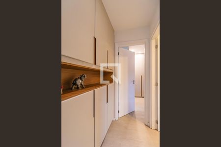 Corredor de apartamento à venda com 2 quartos, 70m² em Jardim Tupanci, Barueri