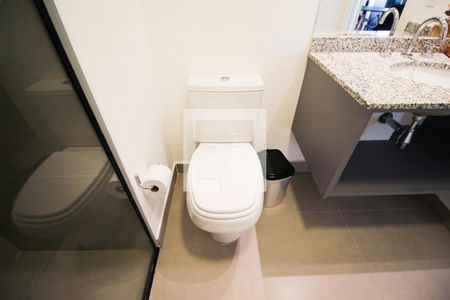 Banheiro de kitnet/studio para alugar com 1 quarto, 27m² em Indianópolis, São Paulo