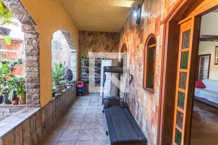 Entrada de casa à venda com 4 quartos, 321m² em Pompéia, Belo Horizonte