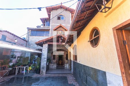 Fachada Interna de casa à venda com 4 quartos, 321m² em Pompéia, Belo Horizonte