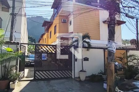 Fachada de casa de condomínio à venda com 3 quartos, 100m² em Jacarepaguá, Rio de Janeiro