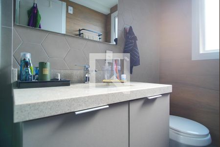 Banheiro da Suíte de apartamento à venda com 3 quartos, 76m² em Navegantes, Porto Alegre