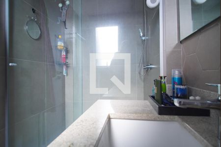 Banheiro da Suíte de apartamento à venda com 3 quartos, 76m² em Navegantes, Porto Alegre