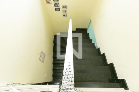 Casa à venda com 197m², 3 quartos e 2 vagas Casa à venda com 197m², 3 quartos e 2 vagasEscada