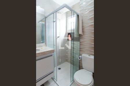 Banheiro da Suíte 1 de casa de condomínio para alugar com 2 quartos, 110m² em Parque Casa de Pedra, São Paulo