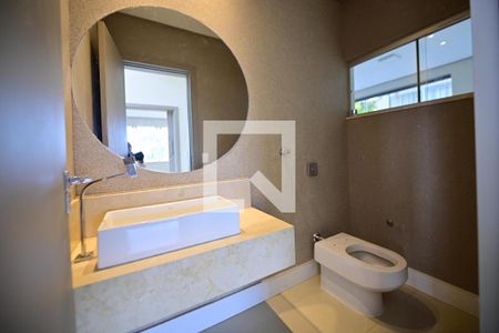 Lavabo de casa de condomínio para alugar com 3 quartos, 615m² em Alphaville Araguaia, Goiânia