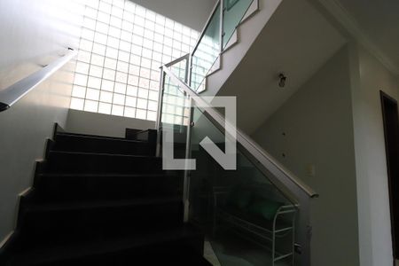 Escada de casa para alugar com 7 quartos, 456m² em Presidente Roosevelt, Uberlândia
