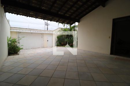 Garagem de casa para alugar com 7 quartos, 456m² em Presidente Roosevelt, Uberlândia