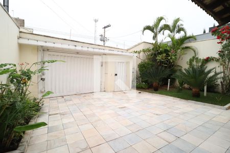 Garagem de casa para alugar com 7 quartos, 456m² em Presidente Roosevelt, Uberlândia