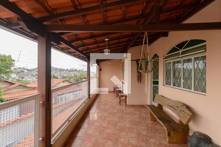 Varanda de casa à venda com 4 quartos, 180m² em Milionários, Belo Horizonte