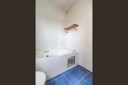 Casa de condomínio à venda com 340m², 3 quartos e 2 vagas Casa de condomínio à venda com 340m², 3 quartos e 2 vagasBanheiro da Suíte 2