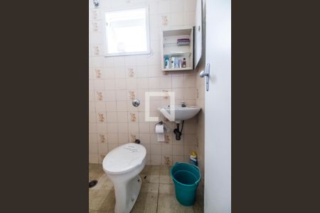 Casa de condomínio à venda com 340m², 3 quartos e 2 vagas Casa de condomínio à venda com 340m², 3 quartos e 2 vagasBanheiro de serviço