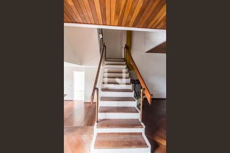 Casa de condomínio à venda com 340m², 3 quartos e 2 vagas Casa de condomínio à venda com 340m², 3 quartos e 2 vagasEscada