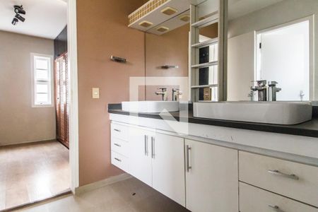Casa de condomínio à venda com 340m², 3 quartos e 2 vagas Casa de condomínio à venda com 340m², 3 quartos e 2 vagasCloset da suíte 1
