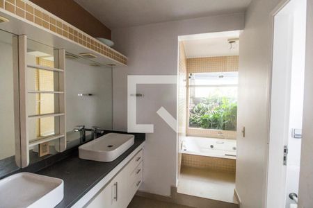 Casa de condomínio à venda com 340m², 3 quartos e 2 vagas Casa de condomínio à venda com 340m², 3 quartos e 2 vagasBanheiro da Suíte 1