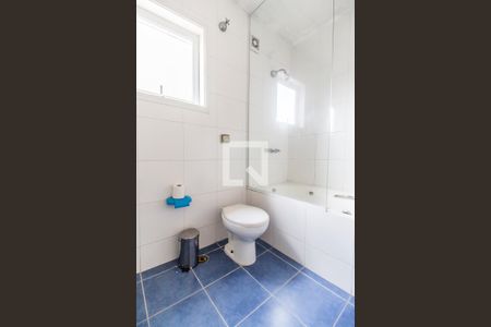 Casa de condomínio à venda com 340m², 3 quartos e 2 vagas Casa de condomínio à venda com 340m², 3 quartos e 2 vagasBanheiro da Suíte 2