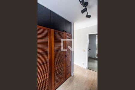 Casa de condomínio à venda com 340m², 3 quartos e 2 vagas Casa de condomínio à venda com 340m², 3 quartos e 2 vagasCloset da Suíte master