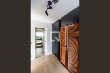 Casa de condomínio à venda com 340m², 3 quartos e 2 vagas Casa de condomínio à venda com 340m², 3 quartos e 2 vagasCloset da Suíte master