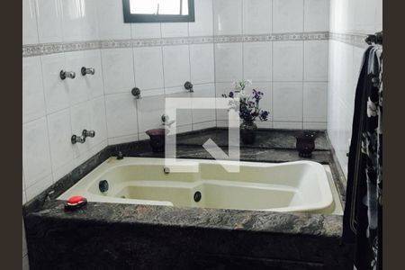 Banheiro suíte 3 de apartamento para alugar com 3 quartos, 120m² em Vila Tupi, Praia Grande