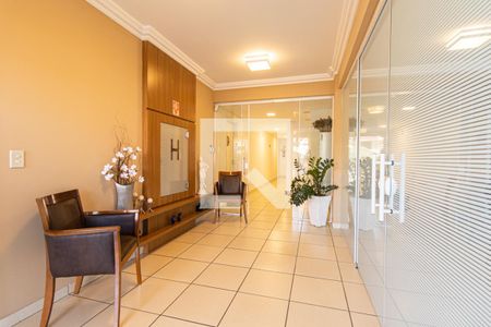 Hall de entrada de apartamento para alugar com 2 quartos, 59m² em Novo Mundo, Curitiba